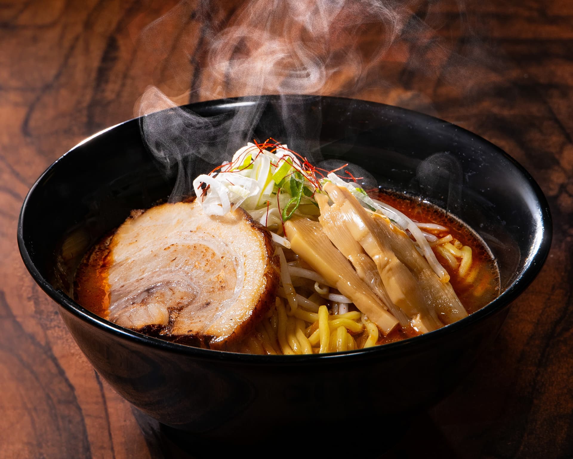 注魂のラインナップと、スープを引き立てる「三河屋製麺」の特注麺